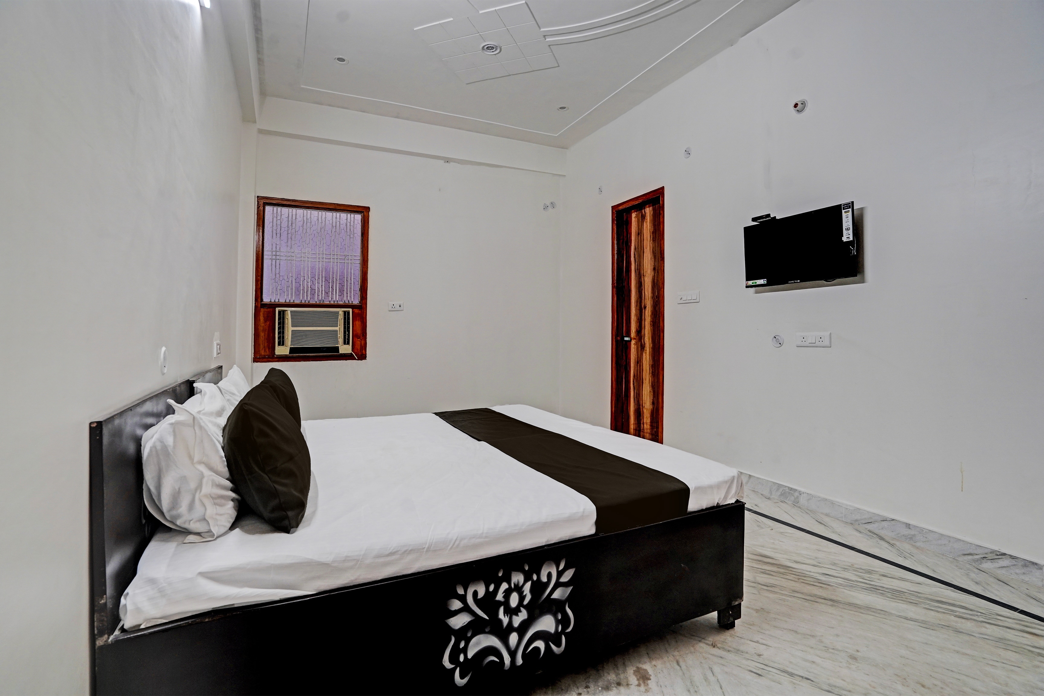 OYO Hotel 822548 O by OYO Rudra Palace - Tap to explore photos