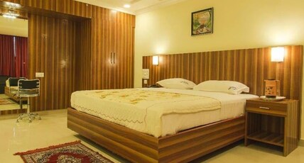 Hotel Green Park Suites Room Type - Deluxe King Room