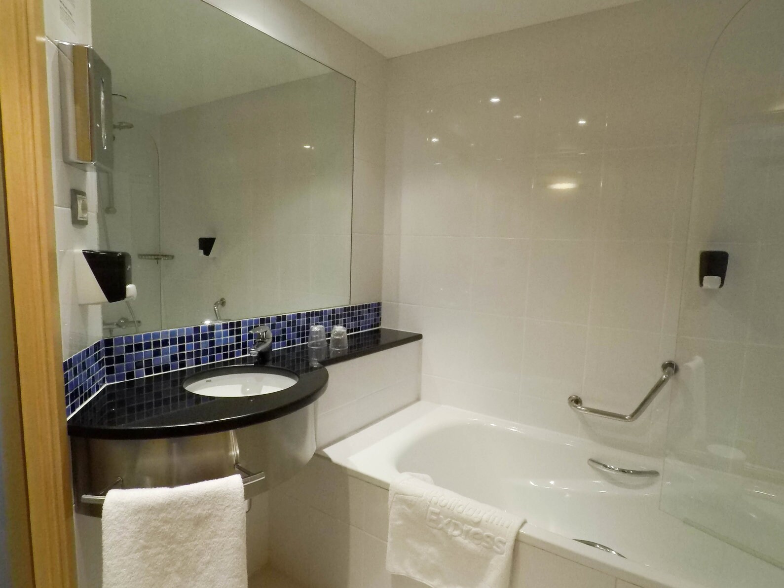 Holiday Inn Express Pamplona - Tap to explore photos