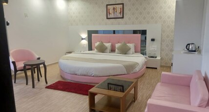 HOTEL SHIVALIK Room Type - Honeymoon Suite Room with Bathtub
