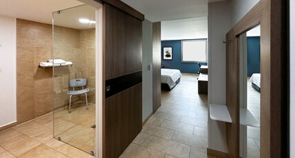 Holiday Inn Express MERIDA Room Type - 1 King Standard Accessible