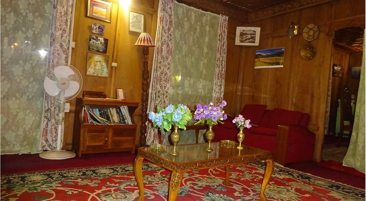 Shiraz Deluxe Houseboat - Tap to explore photos