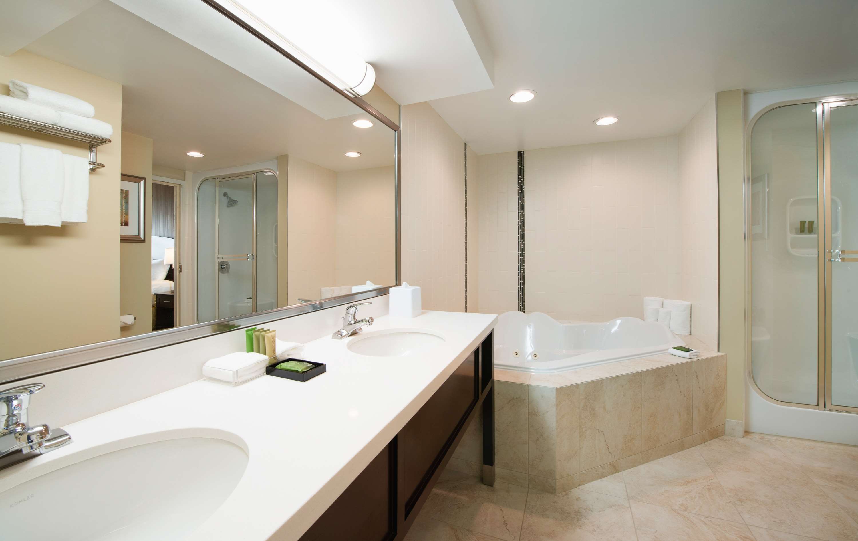 Best Western Plus Winnipeg Airport Hotel - Tap to explore photos