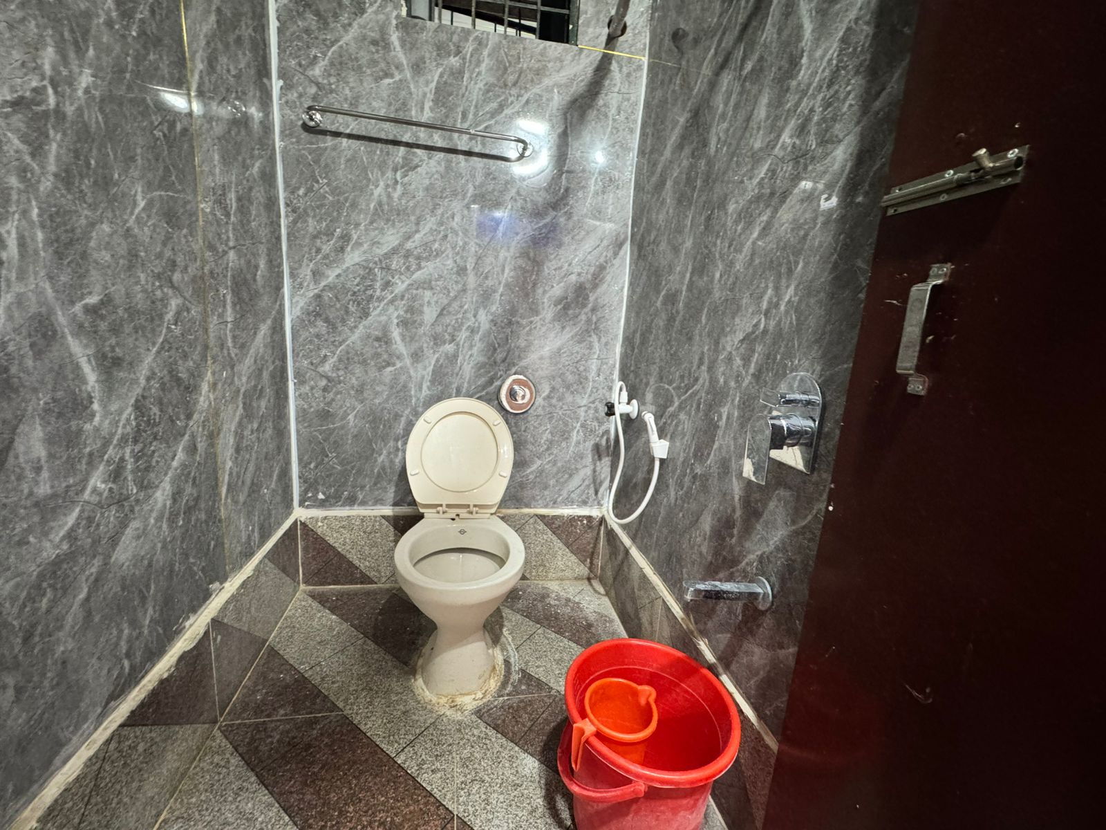 Royalseshu Residency Homestay - Tap to explore photos