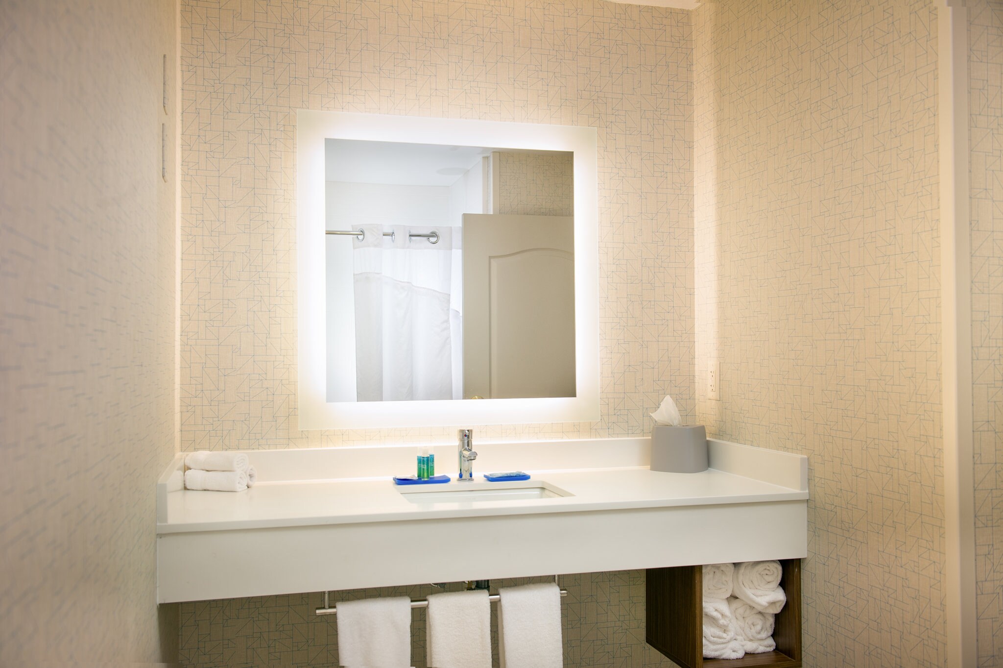 Holiday Inn Express & Suites WAUSAU - Tap to explore photos