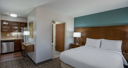 Staybridge Suites Phoenix East - Gilbert, an IHG Hotel Room Type - 1 Queen Studio Suite Walk In Shower