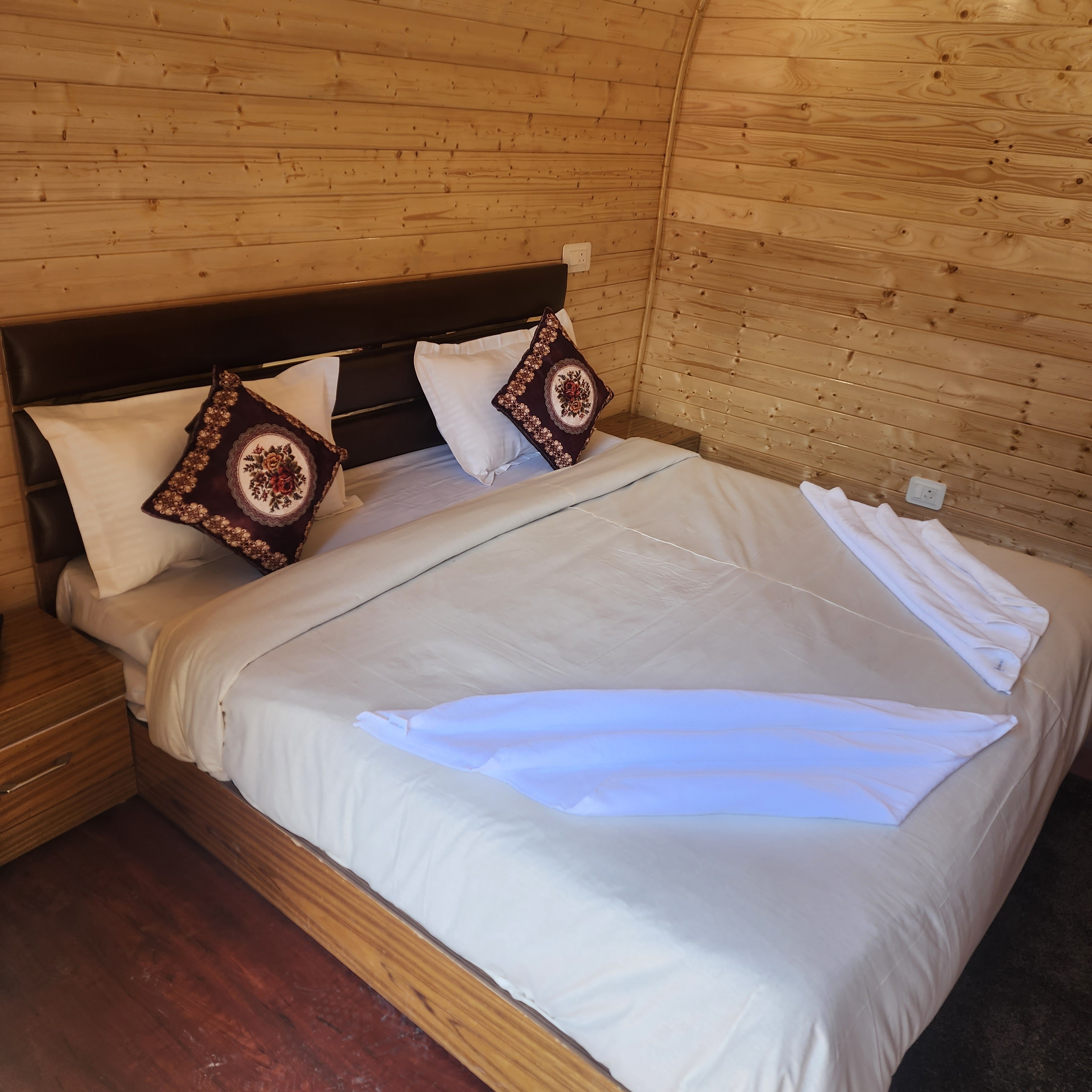 Dream village cottages & beer bar - Tap to explore photos