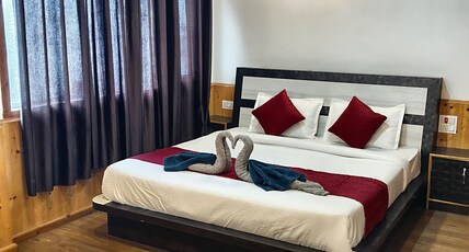Norwin wooden Villa Room Type - King room with pvt balcony and mountain view Norwin wooden Villa Room Type - King room with pvt balcony and mountain view