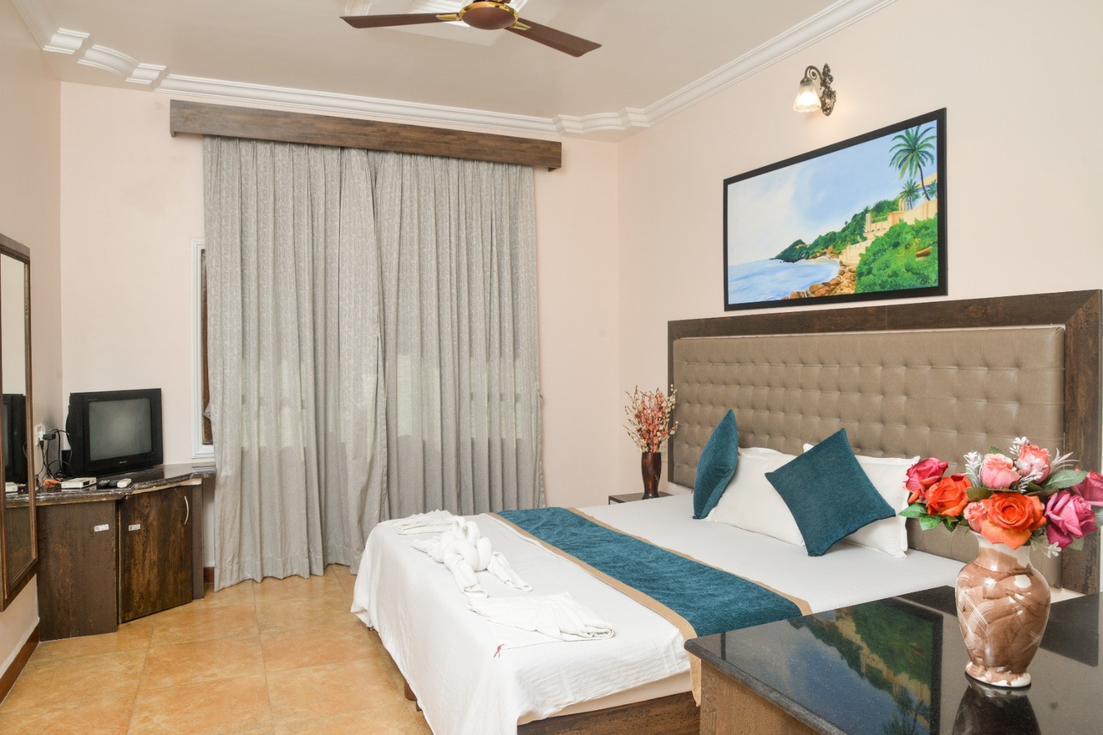 Lucianas Beach Resort - Tap to explore photos