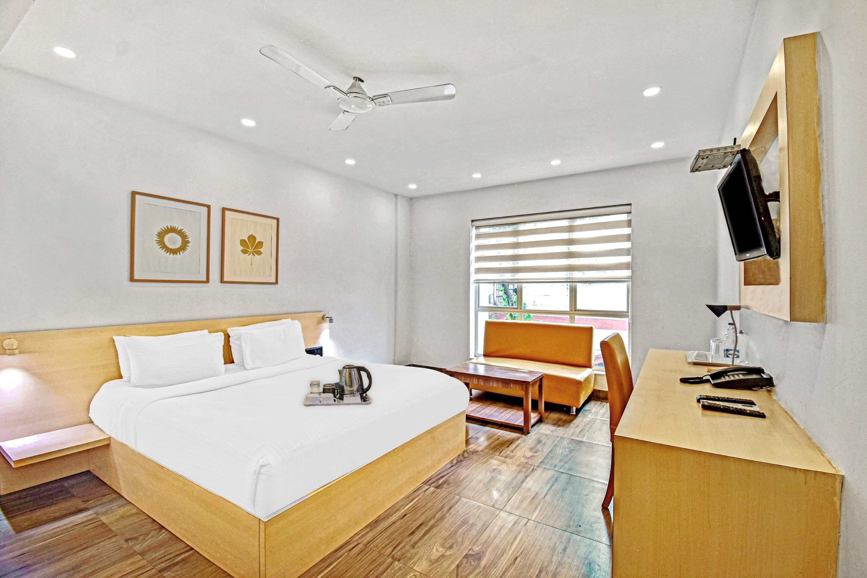 OYO Townhouse 539 Transit Express - Tap to explore photos