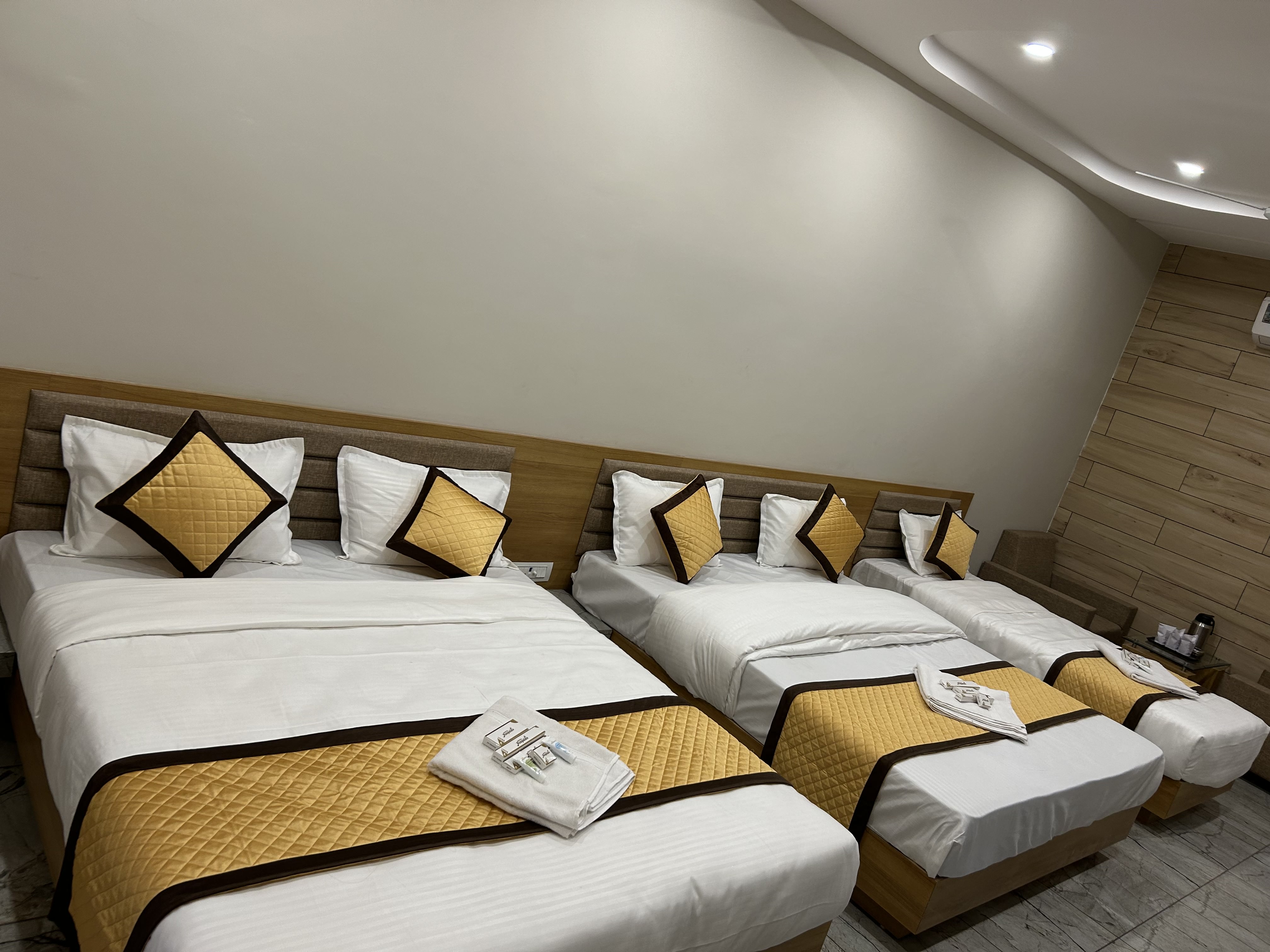 Hotel Asopalav Shamlaji - Tap to explore photos