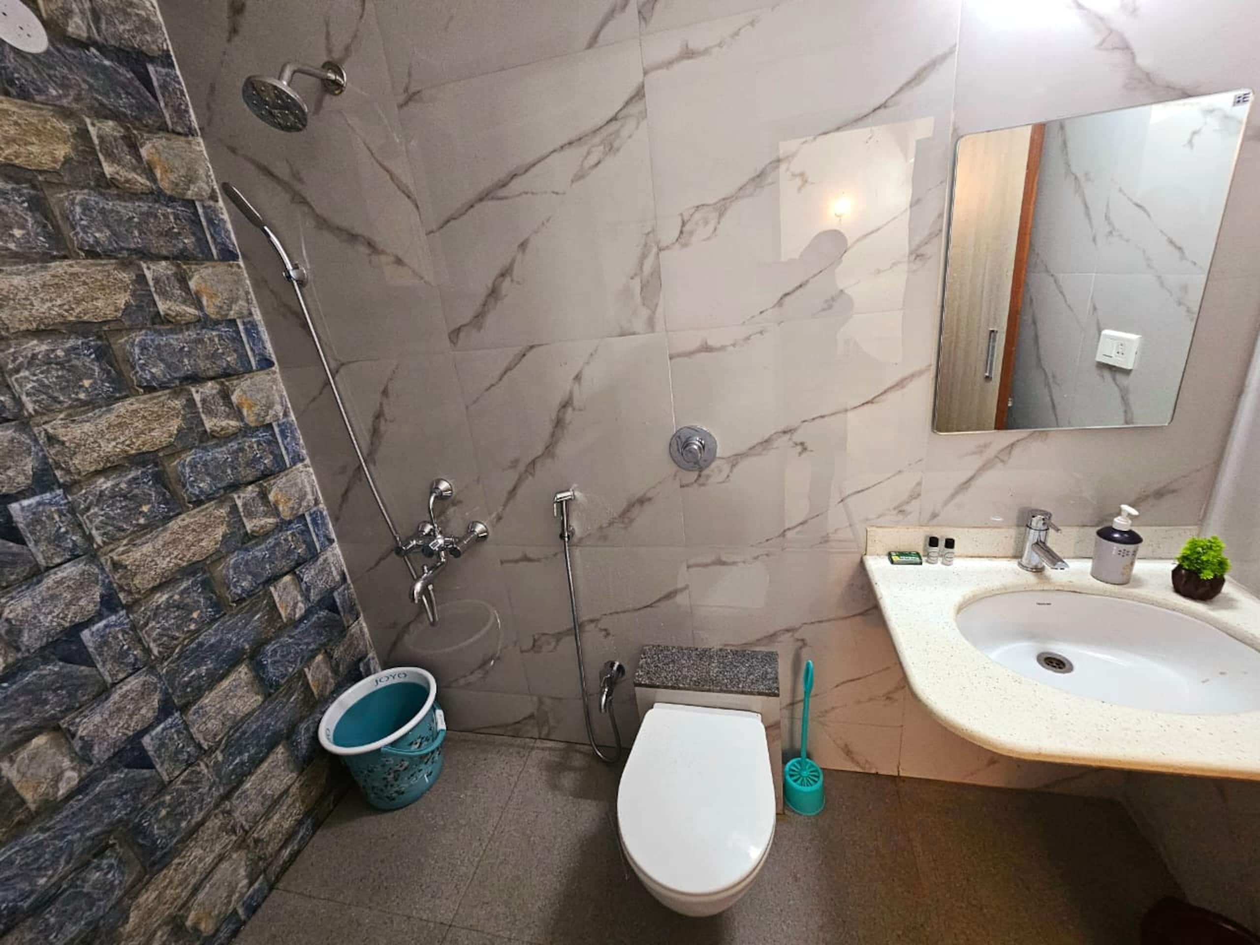Azure Abode studio 100m walk to the beach - Tap to explore photos