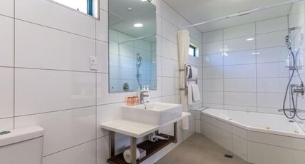 JetPark Hotel Hamilton Airport Room Type - Superior King Room