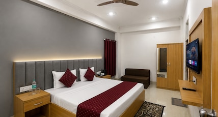 Hotel Dwarkadhish Plaza Room Type - JAGRNATH PLC TRIPLE ROOM (1 king bed 1 Sofa Combed) Hotel Dwarkadhish Plaza Room Type - JAGRNATH PLC TRIPLE ROOM (1 king bed 1 Sofa Combed)