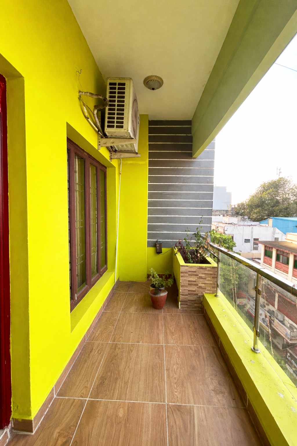 Eva White Town Studio Near Railway Station - Tap to explore photos
