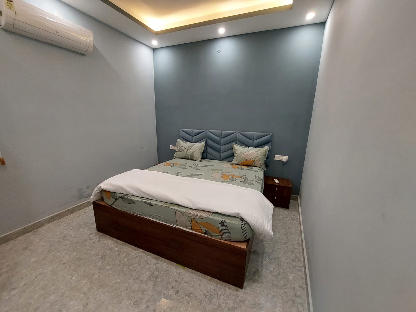 Cozy 2 BHK Place - Tap to explore photos