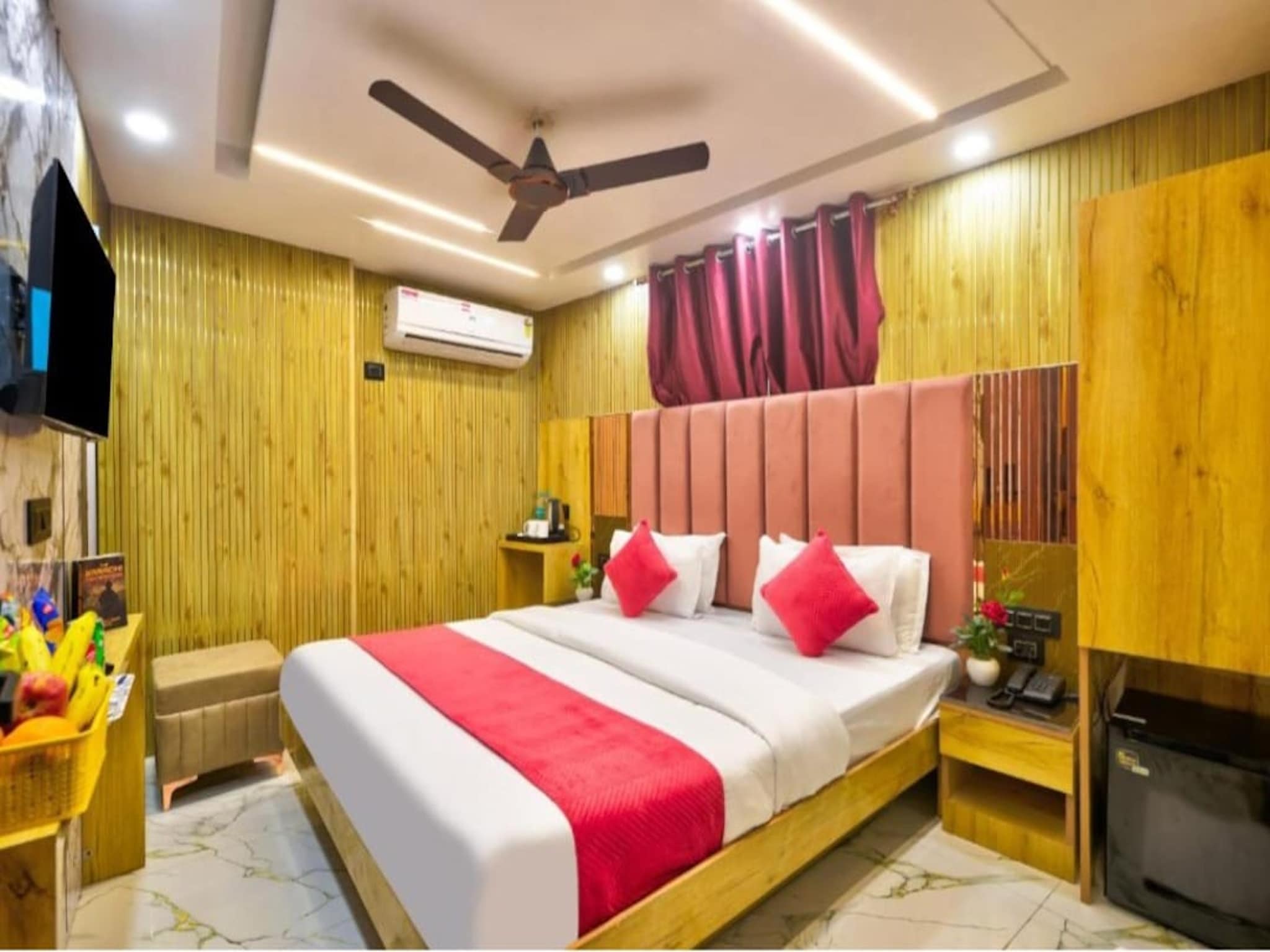 Hotel Sona Deluxe @ 2 min walk from New Delhi Railway Station - Tap to explore photos