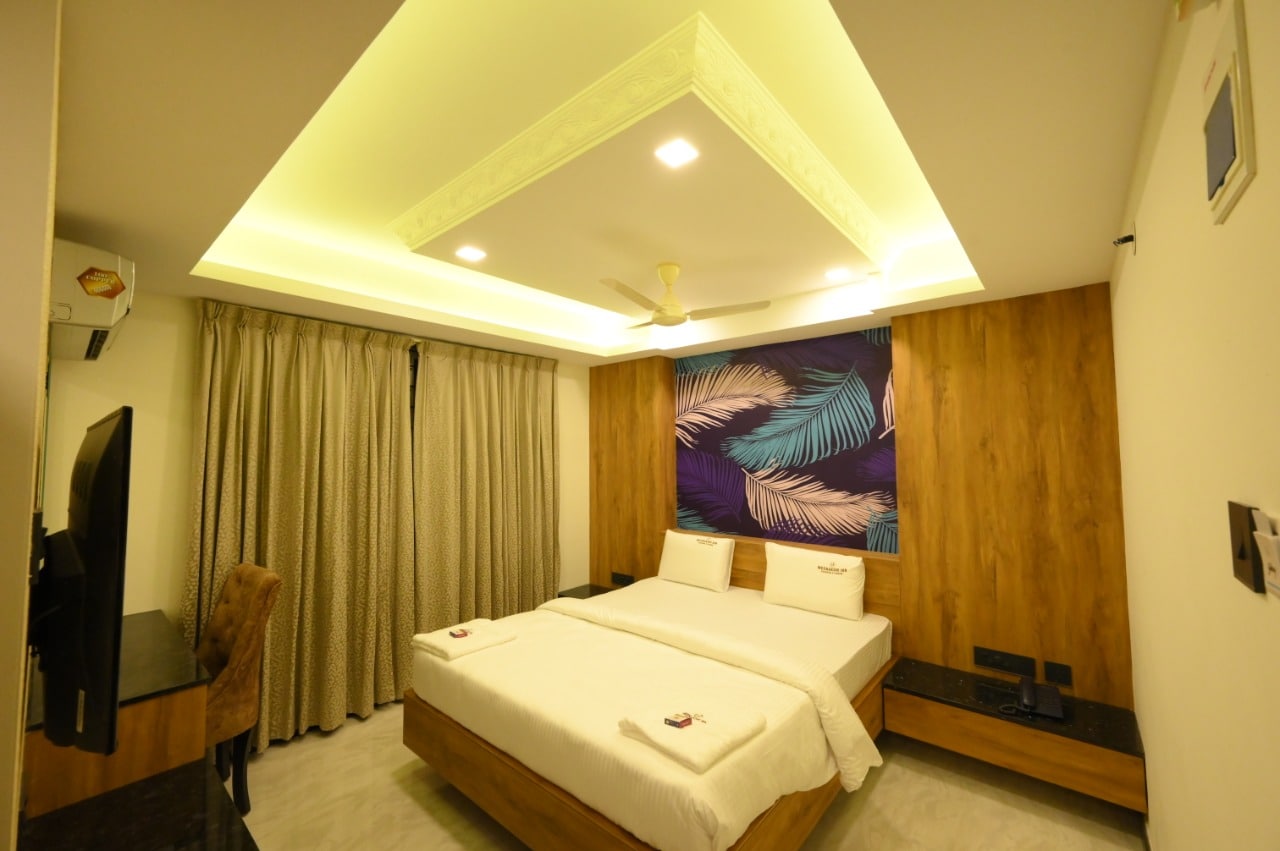 Meenakshi Inn - Tap to explore photos
