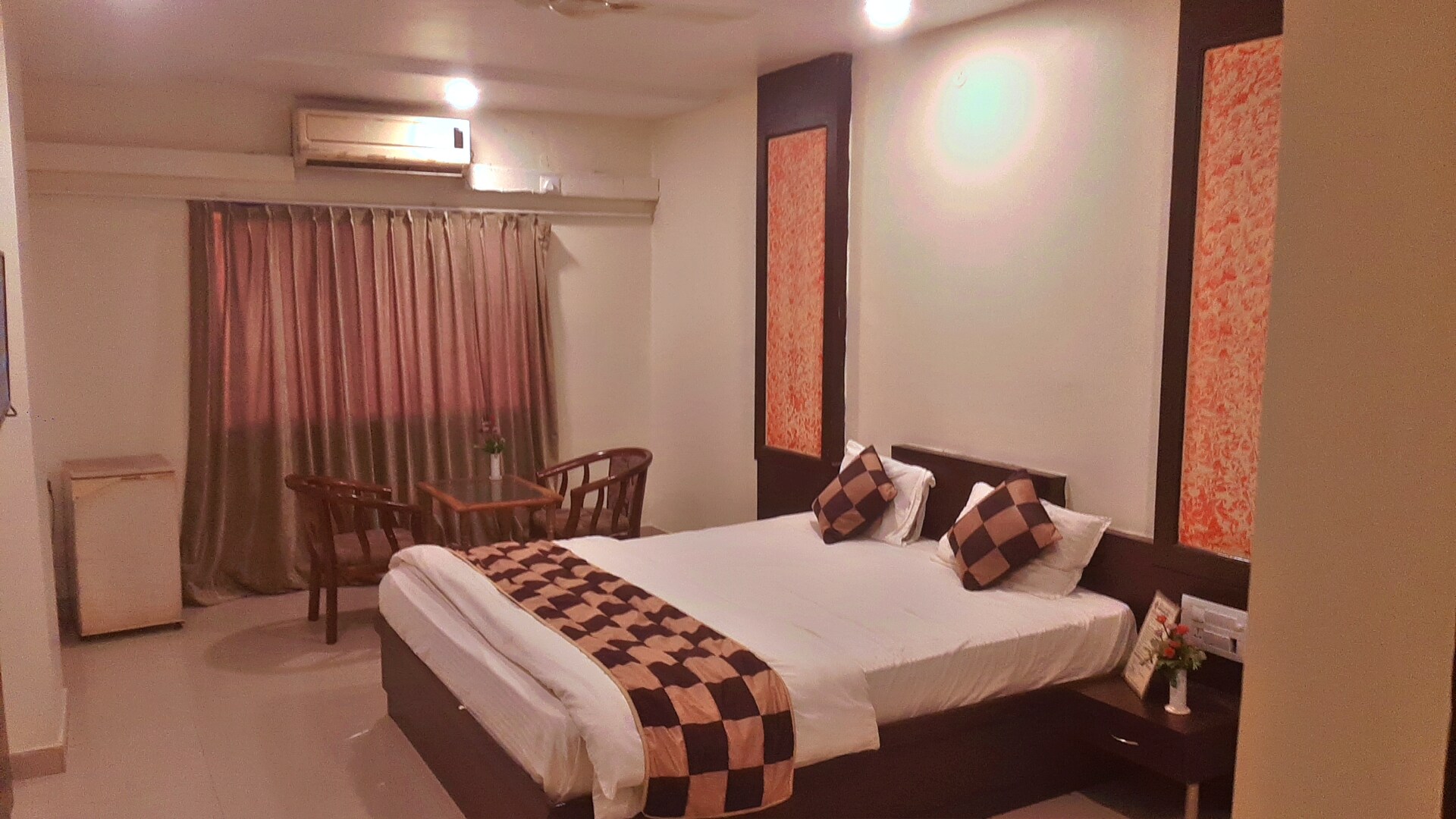 HOTEL SAPNA CONTINENTAL - Tap to explore photos