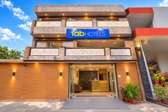 FabHotel Shree Ji- Near Chaudhary charan singh Airport