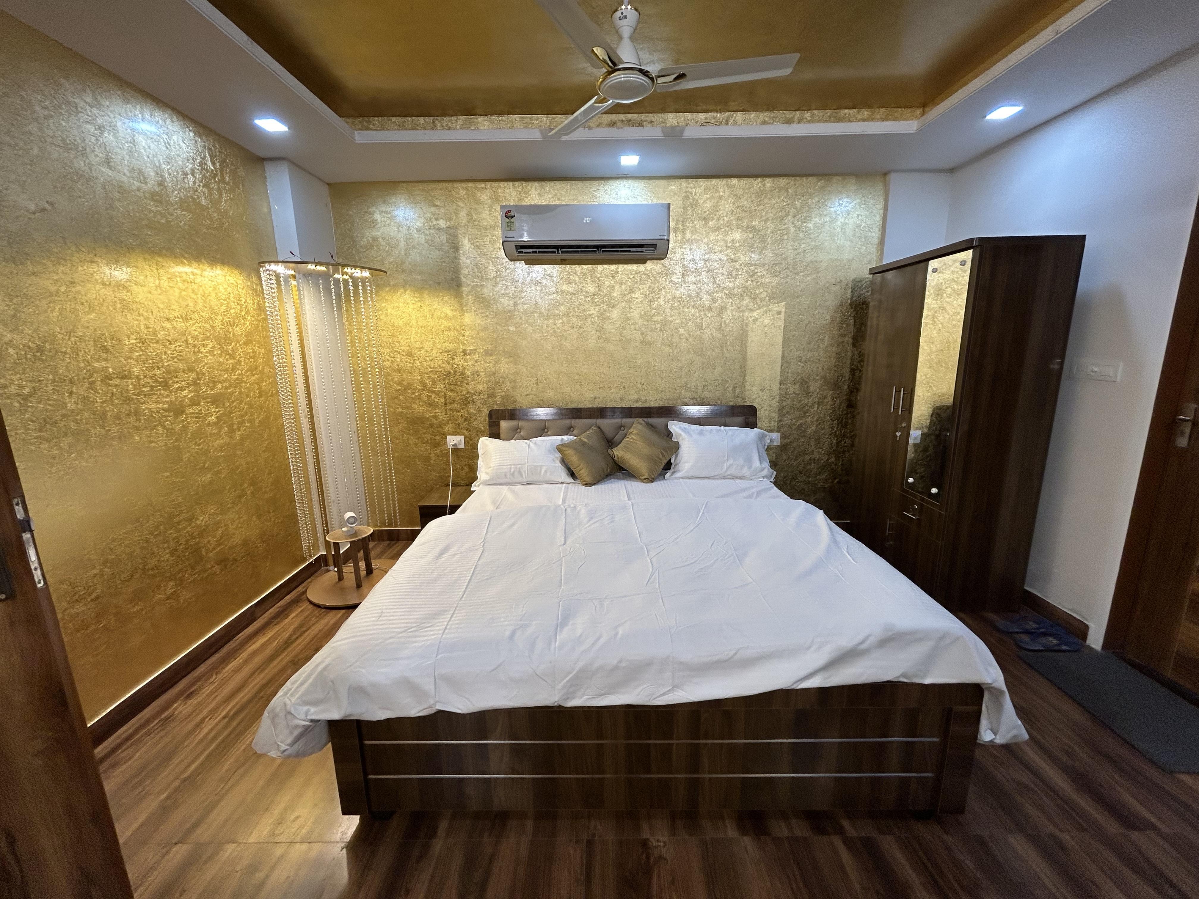 Shiv - The luxurious gold studio in Jaipur - Tap to explore photos