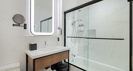 voco ASTORIA Room Type - 1 Queen Grand City View