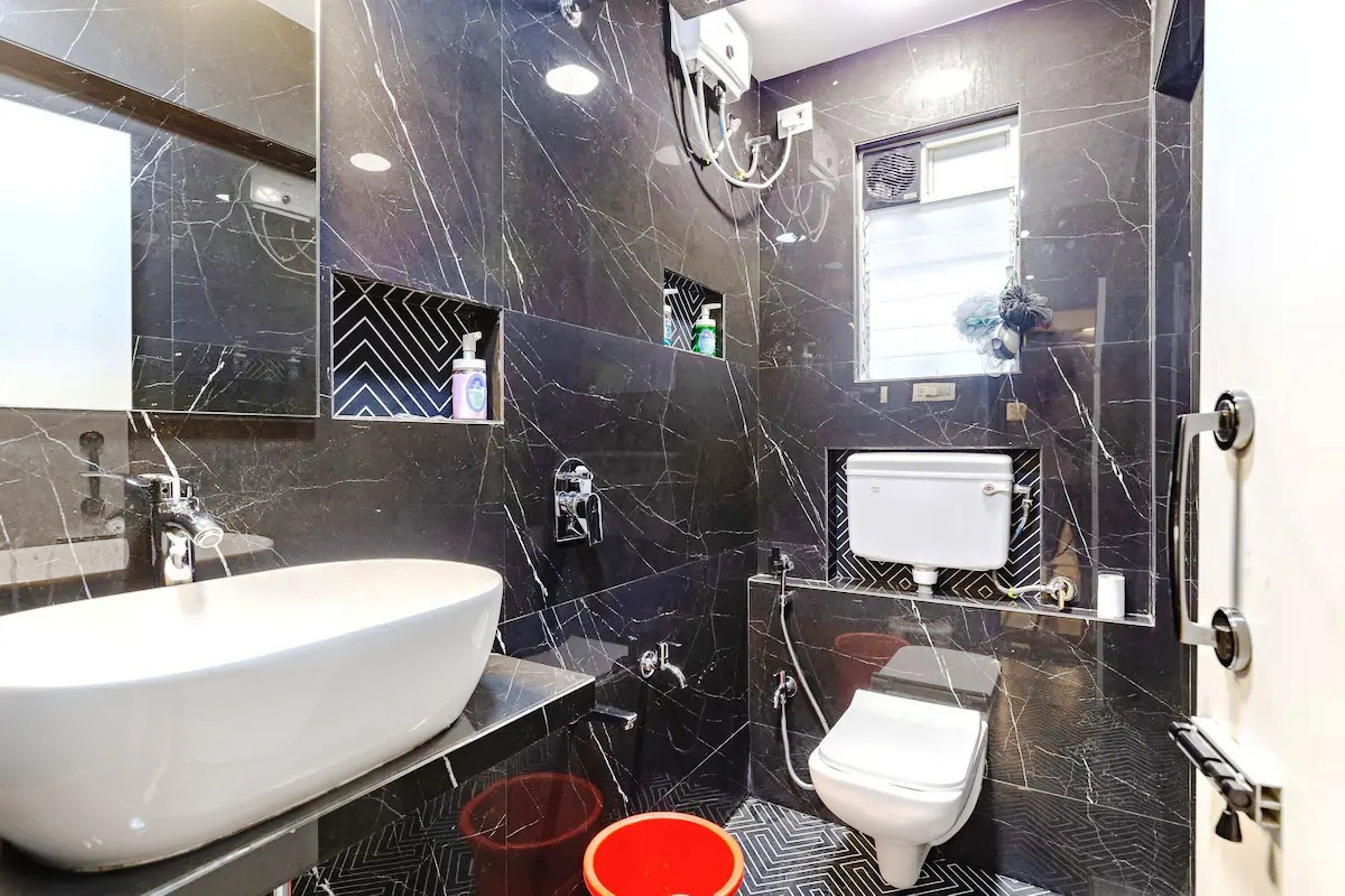 Modern, Spacious 1Bedroom Apt in Bandra - Tap to explore photos