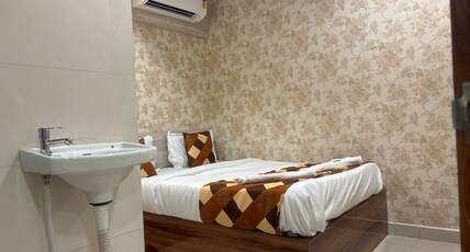 KOHINOOR GUEST HOUSE & DORMITARY Room Type - DELUXE ROOM