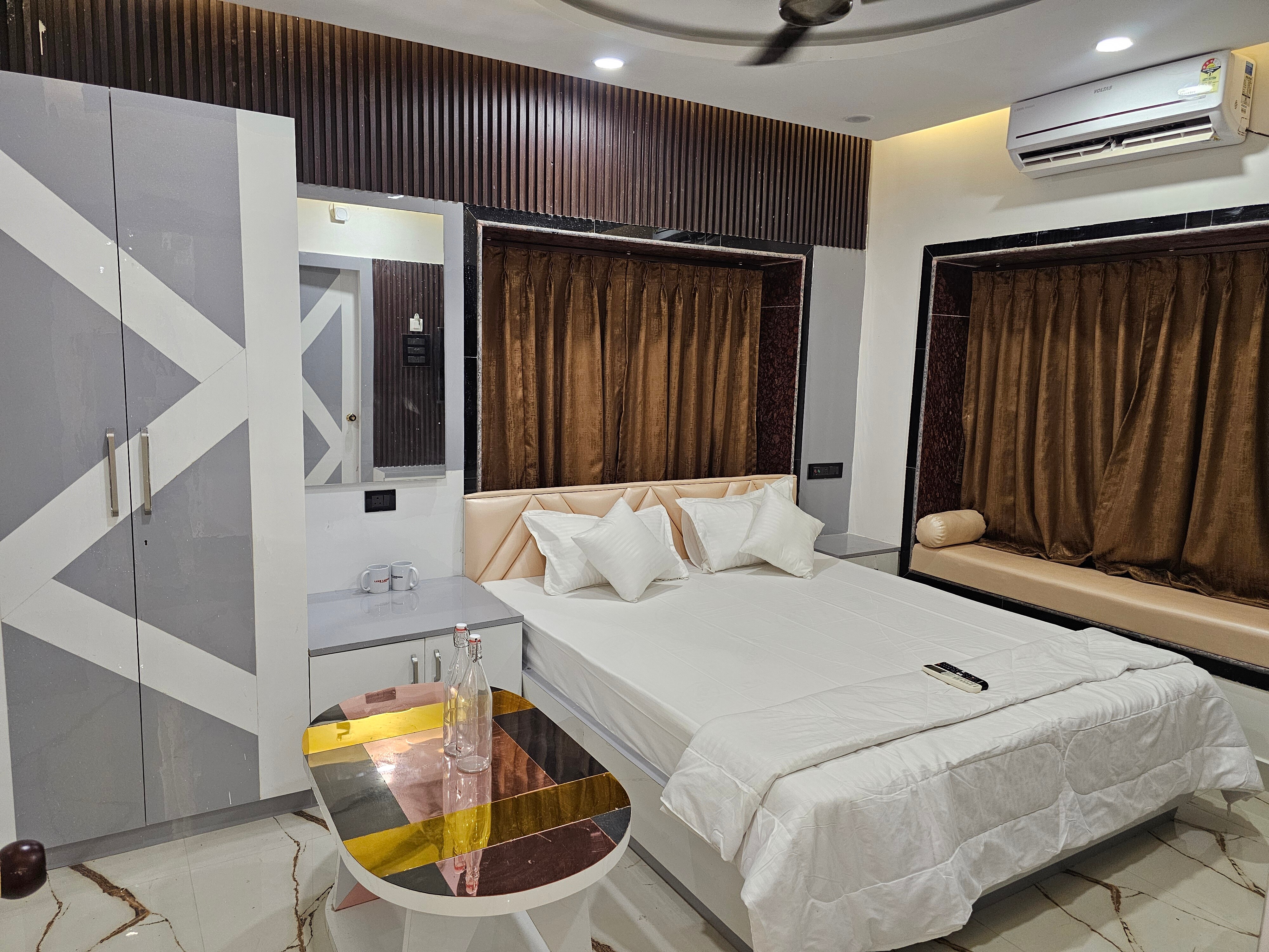 Luxe Lagoon 4Bhk Flat with 350sqft Hall - Tap to explore photos