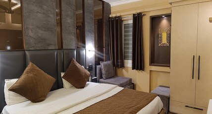 ELFIN | Lake Facing Premium Stay Mall Road Room Type - The Chocolate Room