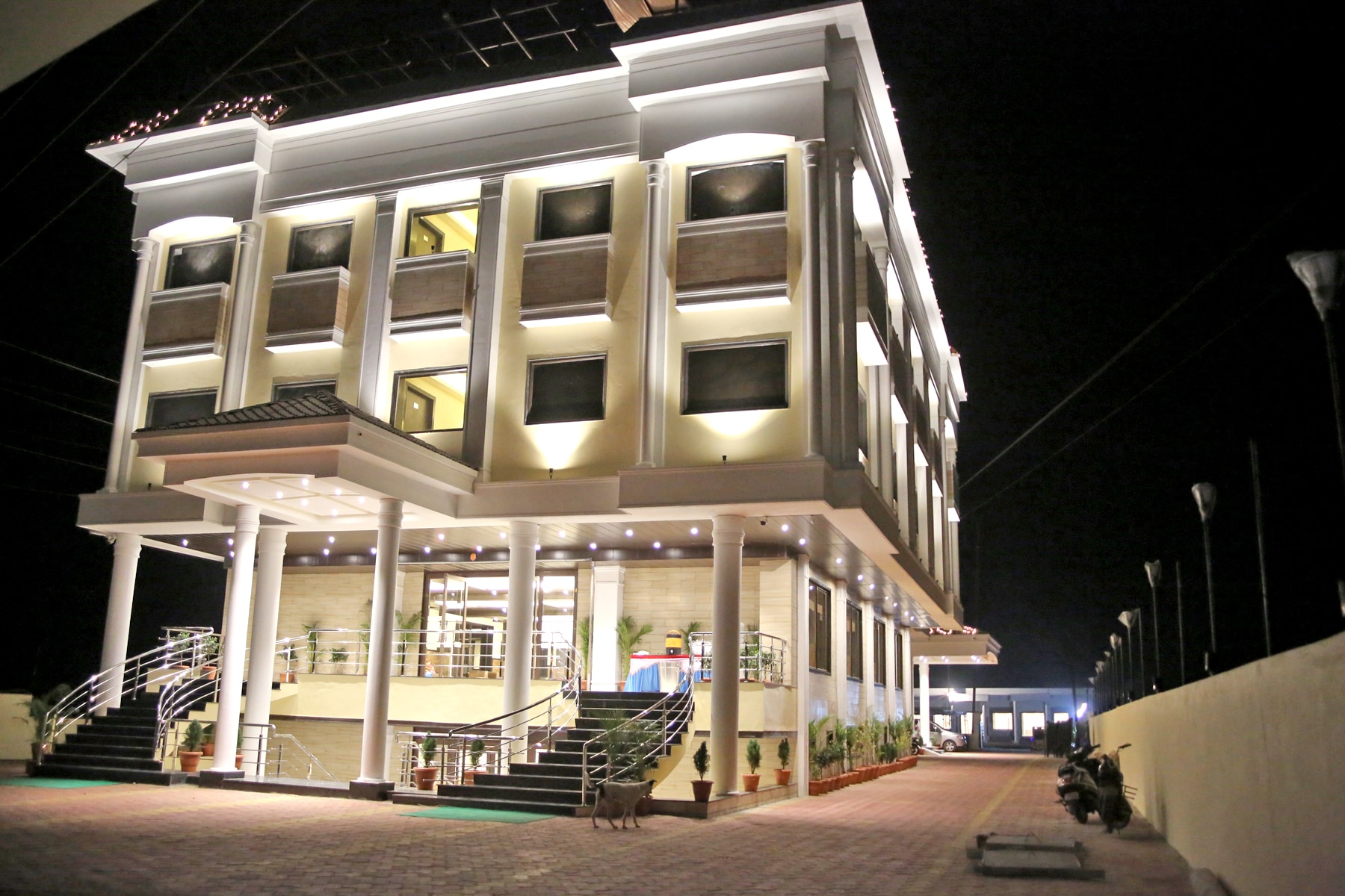 Hotel Lavanya Palace - Tap to explore photos