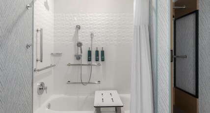 DoubleTree by Hilton Wilmington, NC Room Type - 2 DBL MB HEAR ACCESS TUB