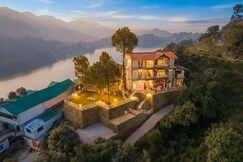 StayVista at Cottage on the Lake