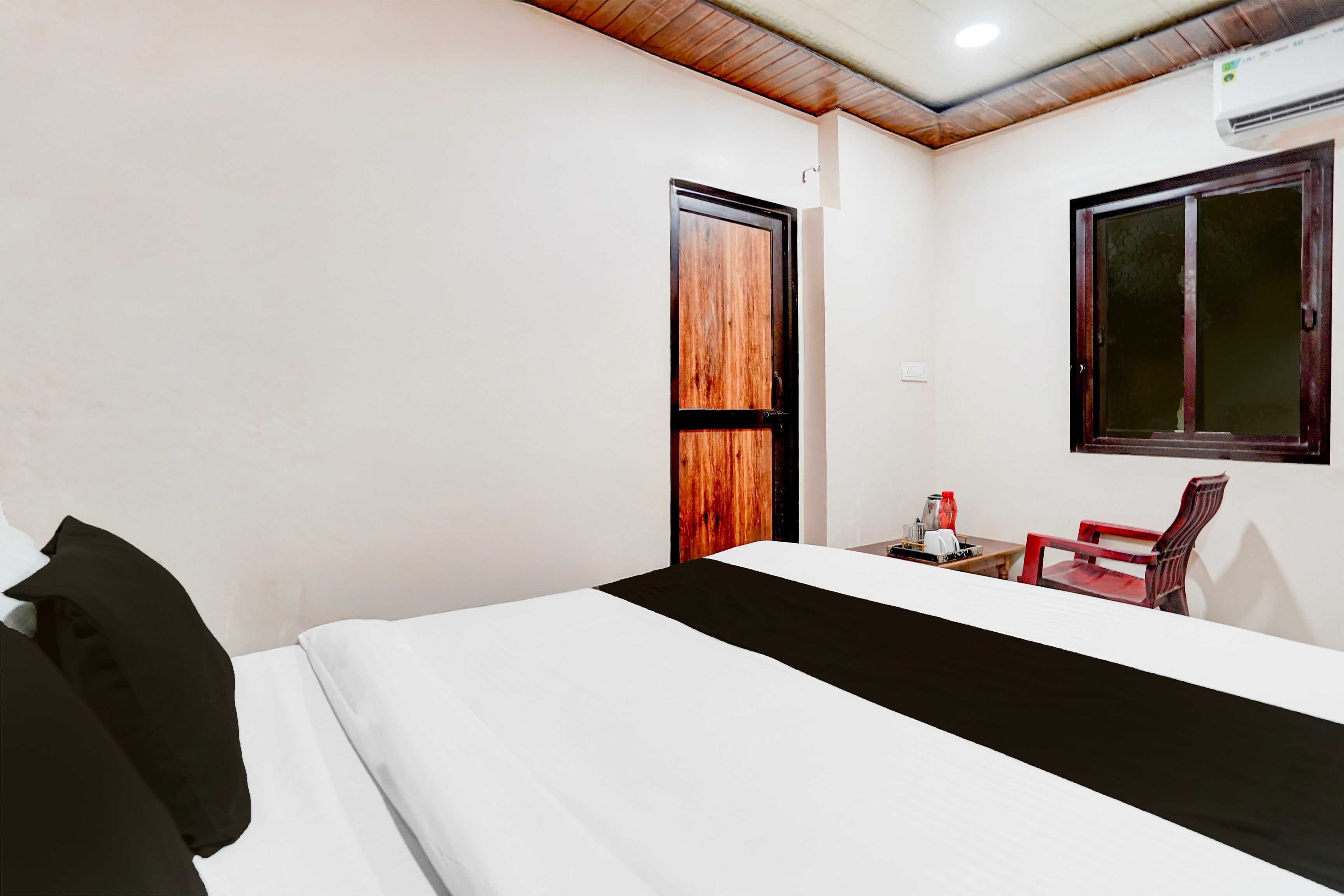 Super OYO Hotel O Tedhi Bazaar Near Ram Janambhumi - Tap to explore photos