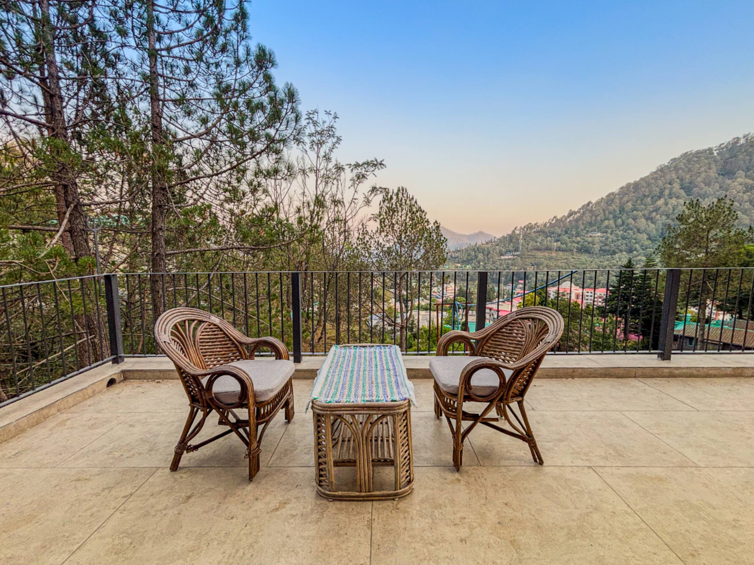 4 Room Lakeview Unit Bhimtal Near Kainchi Dham - Tap to explore photos