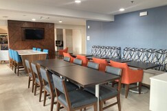 Holiday Inn Express & Suites Port Washington