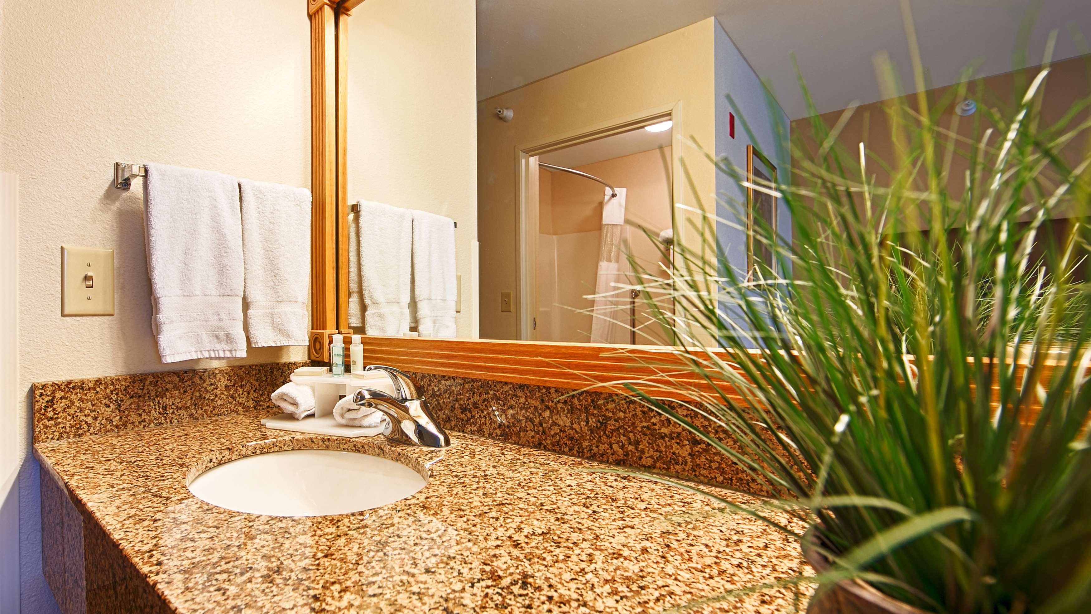 Best Western Wapakoneta Inn - Tap to explore photos