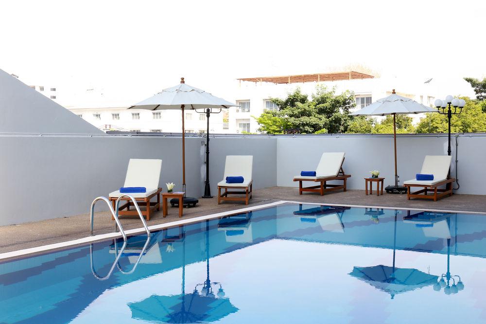 Louis' Tavern Hotel Don Muang - Tap to explore photos