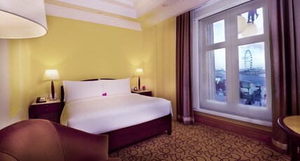 The Fullerton Hotel Singapore Room Type - Straits Club Marina Bay View Room