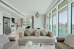 ELIVAAS Curated 3BR w/ Marina Skyline View & Private Beac