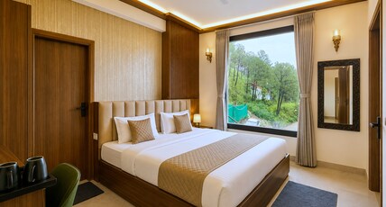 Hotel Heaven and Hills Room Type - Luxury Suite With Balcony and Seating Lounge