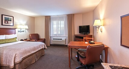Candlewood Suites PEARLAND, an IHG hotel Room Type - 1 Queen Studio Suite Comm Mobil Acc Tub