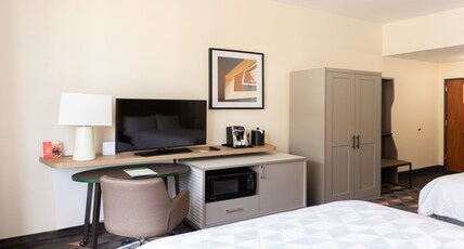 Holiday Inn Hotel & Suites Phoenix - Mesa / Chandler Room Type - 2 Queen Premium Pool View
