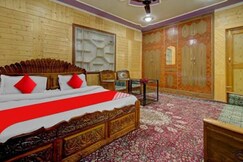 Available 2 Bedrooms And Kitchen