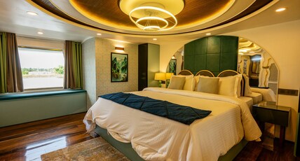 Ivaansh international Luxury Houseboat Room Type - Luxury Room with Lake View