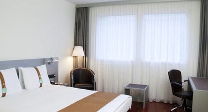 Holiday Inn Zurich - Messe Room Type - 1 Queen Standard Hallenstadion View