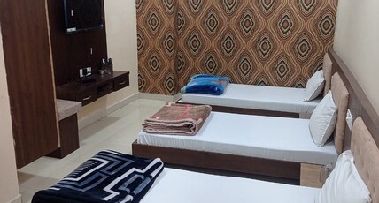 Hotel shri Vallabh kripa Room Type - TRIPLE AC FAMILY ROOM