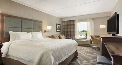 Hampton Inn & Suites Manchester Bedford Room Type - KING STANDARD NON SMOKING