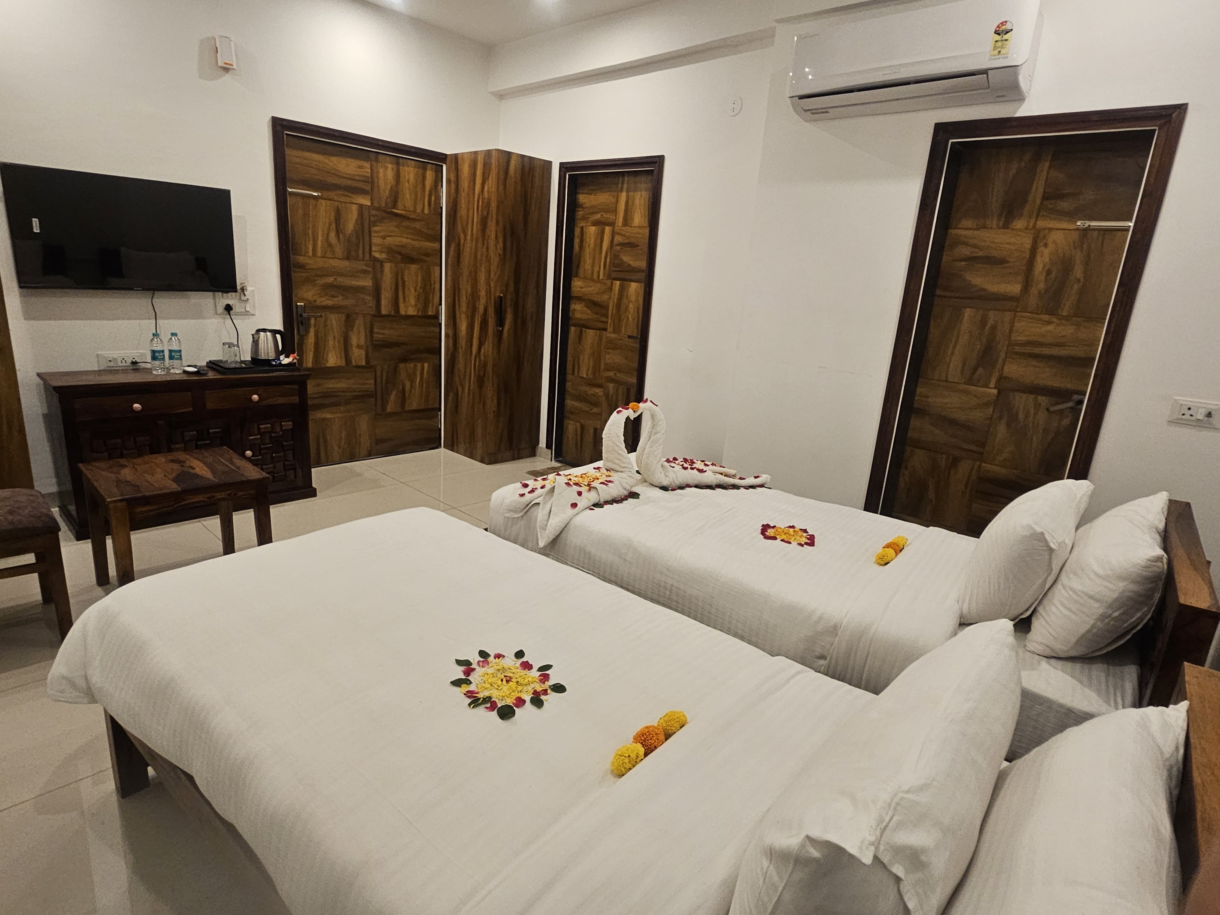 Mayoor Hotel - Tap to explore photos