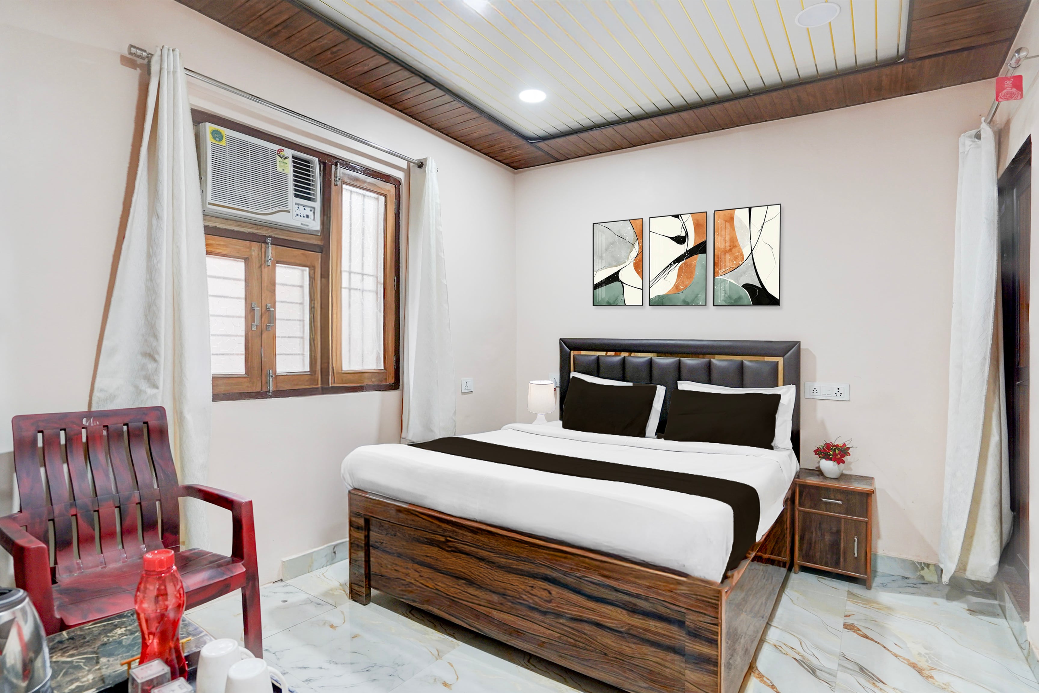 Super OYO Hotel O Tedhi Bazaar Near Ram Janambhumi - Tap to explore photos